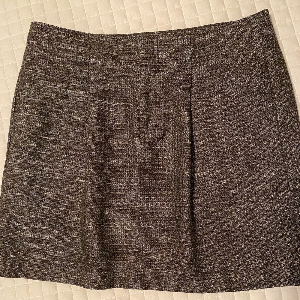 Skirt - Ann Taylor 8P mini, black and white, front zip.